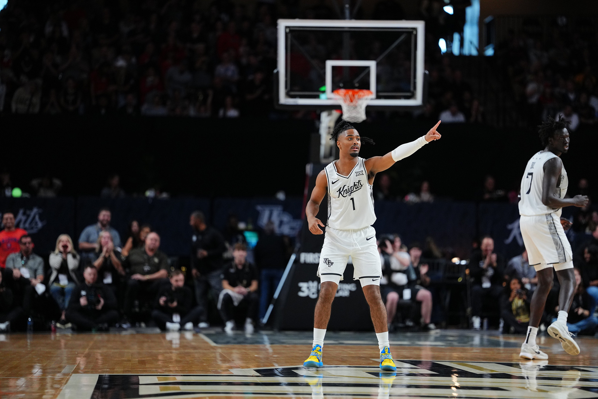 Men’s Hoops Falls to No. 1 Arizona, 84–77